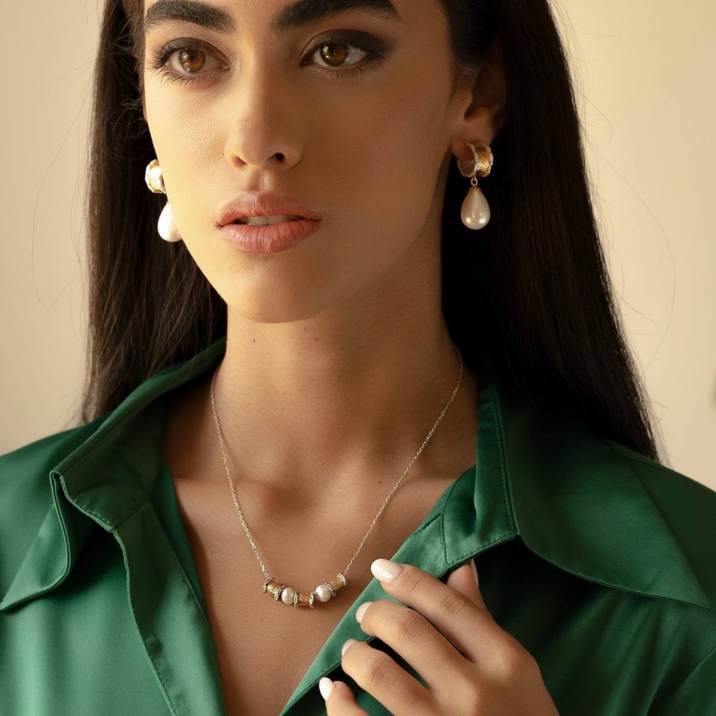 گردنبند دختری با گردنبند مروارید