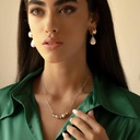 گردنبند دختری با گردنبند مروارید